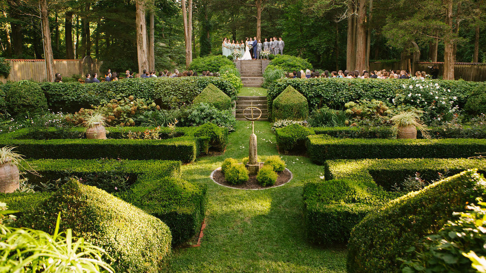 纽约花园婚礼场地，带有三层正式花园，周围环绕着林地