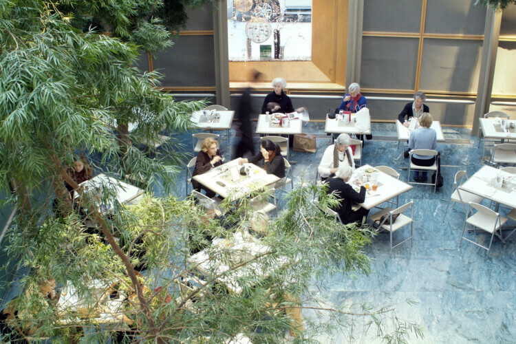 在亚洲协会的Garden Court Café举办活动